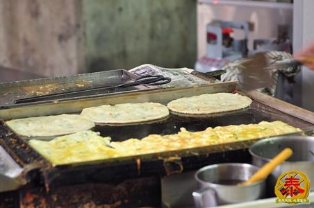 台北三重 - 上海蛋餅大王,巷弄內的人氣排隊手工蛋餅,人潮真的有鬼扯多!!